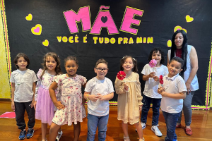 Espetáculo de emoção: alunos do Monforte homenageiam o Dia das Mães com arte e carinho
