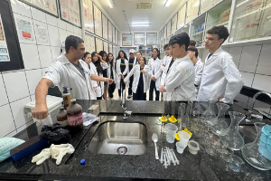 Alunos da 1.ª série do Ensino Médio vivenciam transformações físicas e químicas em aula prática (2025)