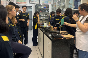 Alunos da 2.ª série do Ensino Médio participam de aula prática sobre a aplicação das Leis da Óptica Geométrica (2025)