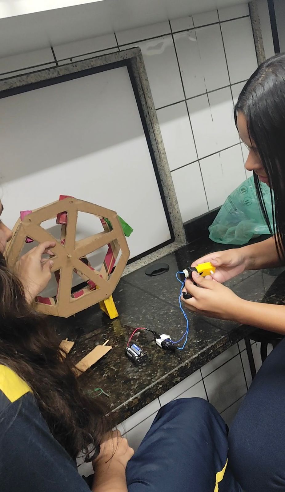 Alunos do 8.º ano transformam teoria em prática com protótipos de brinquedos em projeto de Robótica (2024)