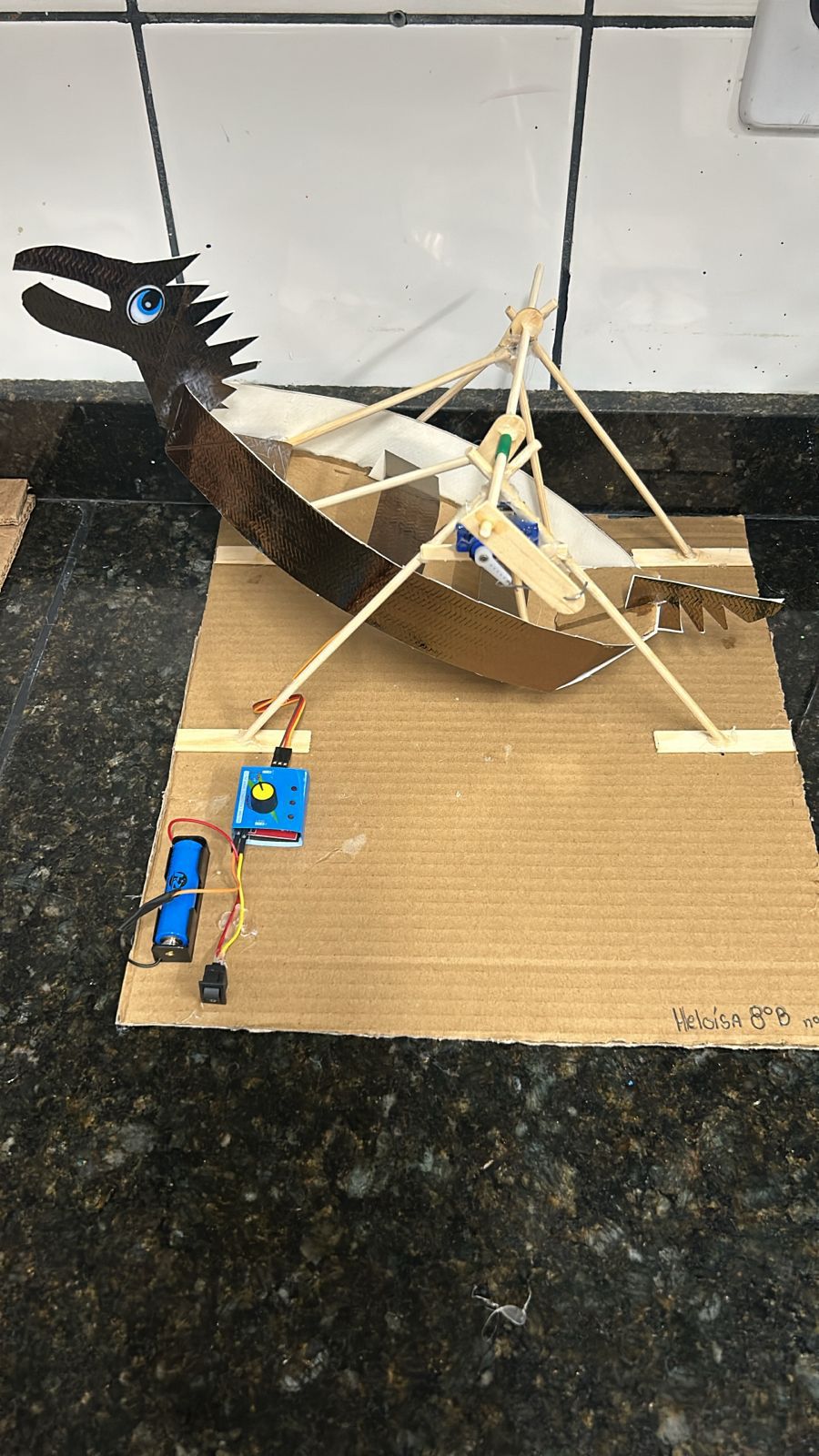 Alunos do 8.º ano transformam teoria em prática com protótipos de brinquedos em projeto de Robótica (2024)