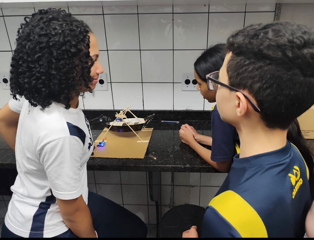 Alunos do 8.º ano transformam teoria em prática com protótipos de brinquedos em projeto de Robótica (2024)