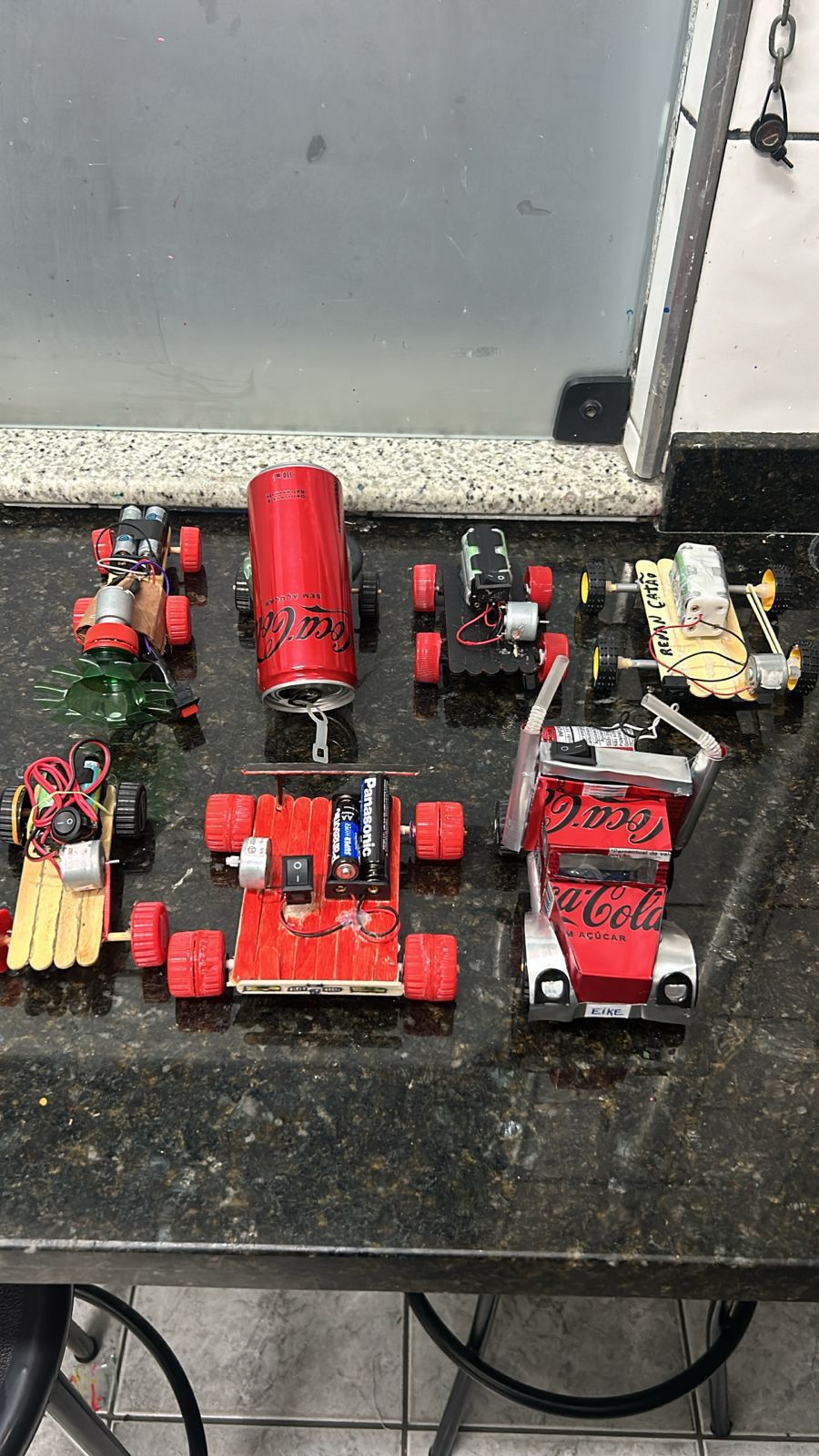 Alunos do 8.º ano transformam teoria em prática com protótipos de brinquedos em projeto de Robótica (2024)